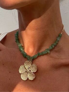 Green Stone Chip Flower Pendant Necklace Gold Tone Boho Summer Statement Jewelry